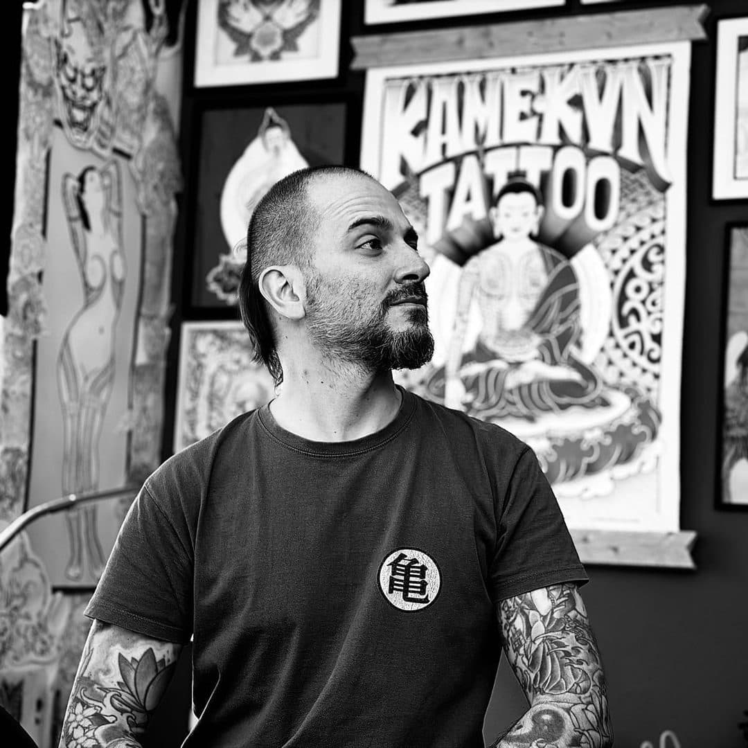 Porträtt av tatueraren Danilo Kame Kun på Zoi Tattoo House i Malmö