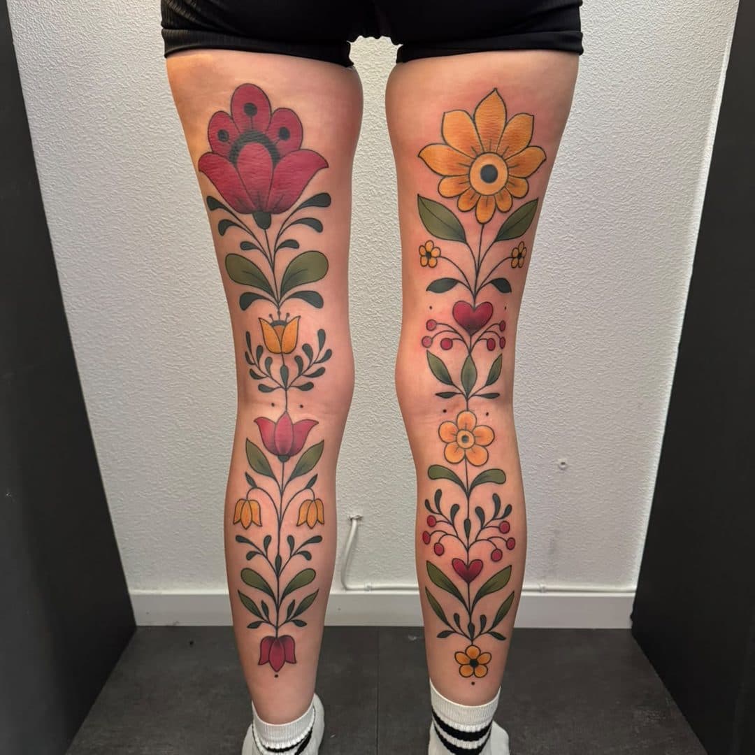 Färgstark neo traditional-tatuering av Julia Landehag, Zoi Tattoo House Malmö