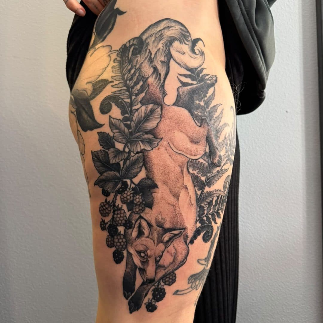Detaljerad tatuering med djärva linjer av Julia Landehag, Zoi Tattoo House Malmö