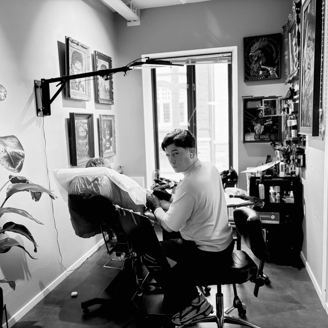Porträtt av tatueraren Tymur Denysenko på Zoi Tattoo House i Malmö