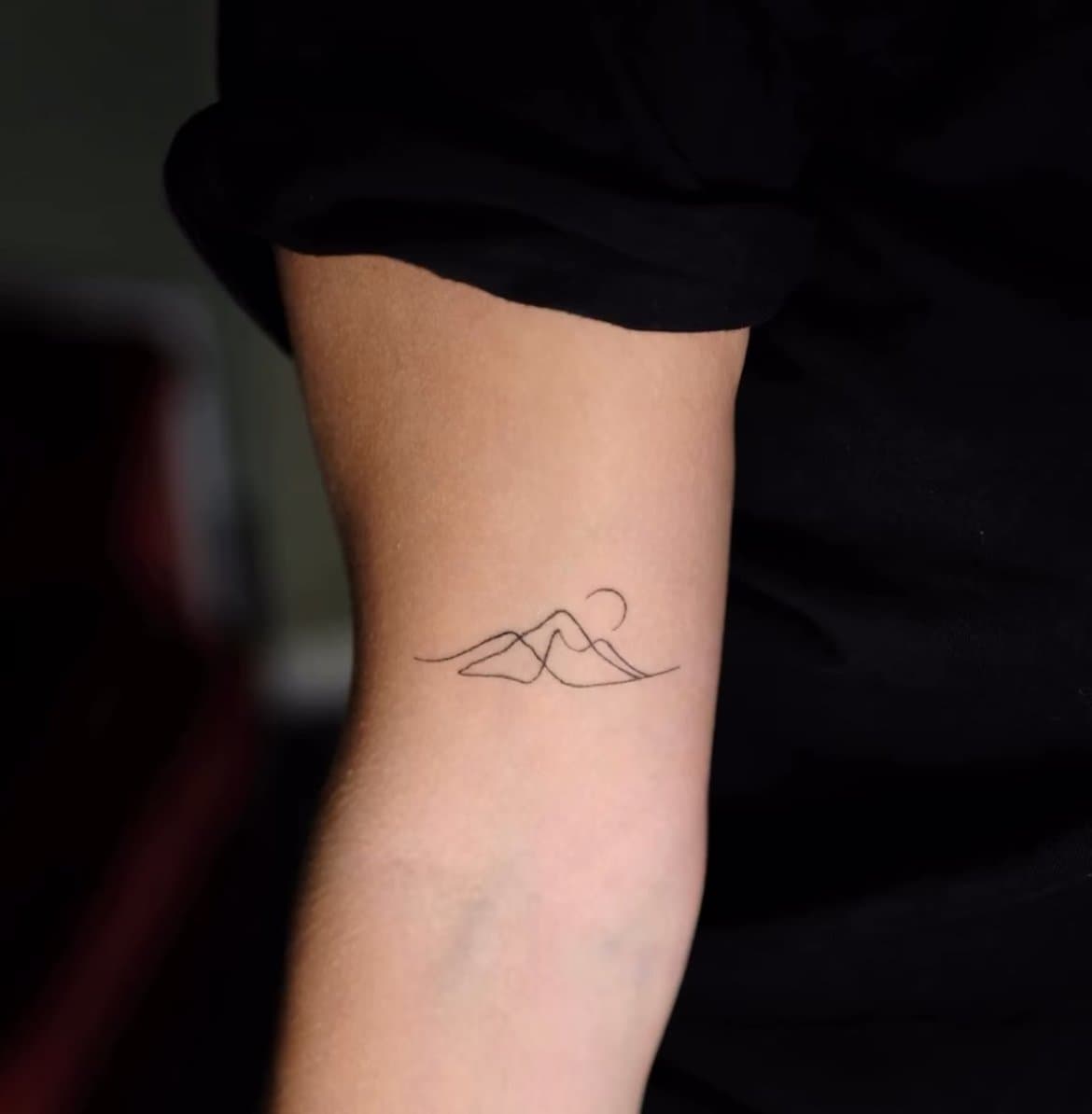 Exempel på en fine line-tatuering med tunna, exakta linjer – Zoi Tattoo House Malmö