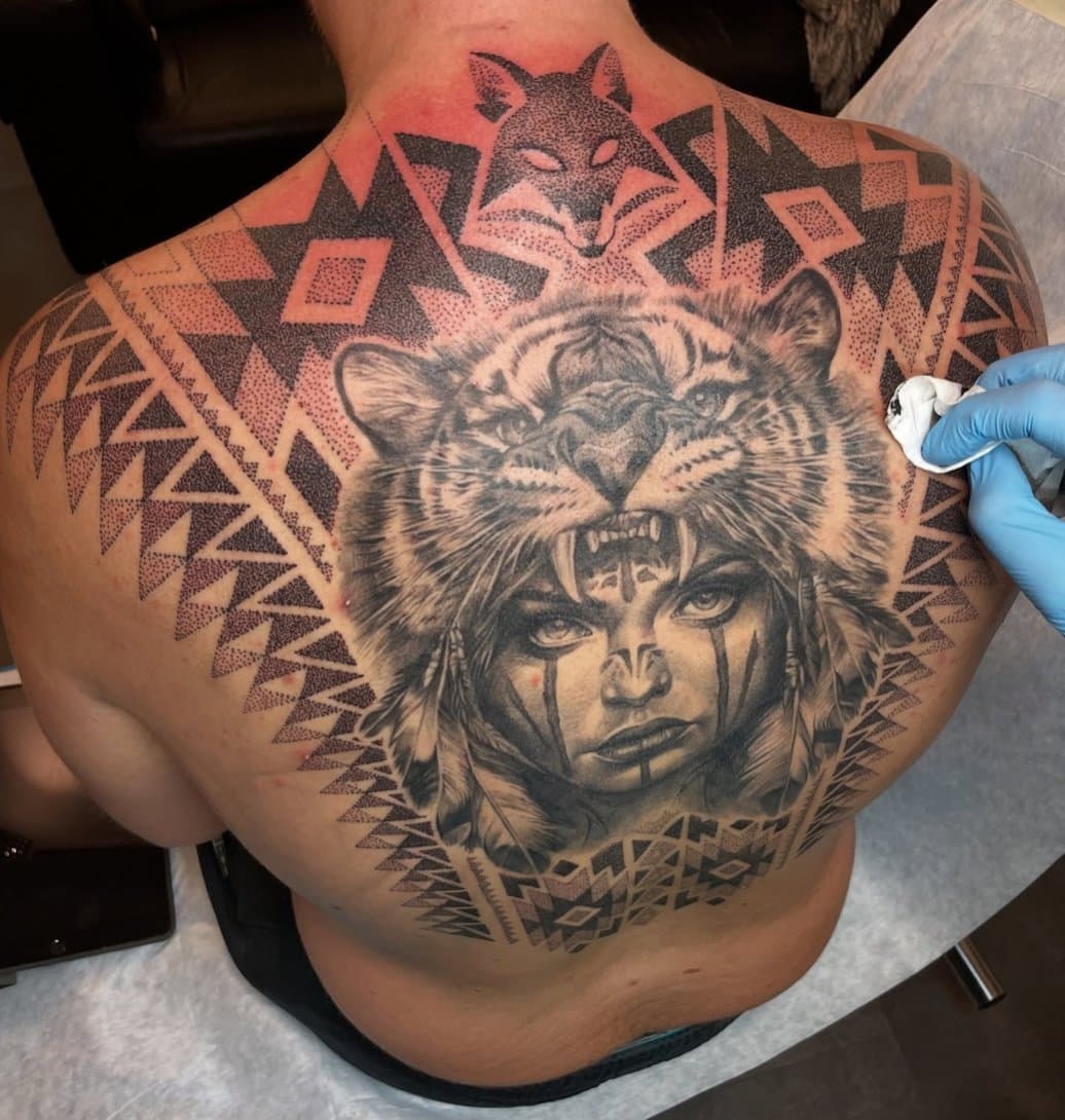 Exempel på en ornamental tatuering med symmetriska mönster – Zoi Tattoo House Malmö